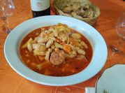 Una foto de buseca de mondongo con chorizo colorado