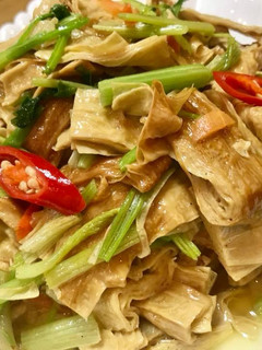 芹菜炒煙燻豆包(家常料理) 的食譜成品照片