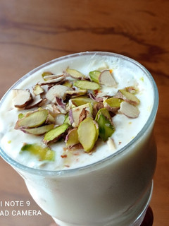 गुड़ लस्सी (gur lassi recipe in Hindi) रेसिपी मुख्य फोटो