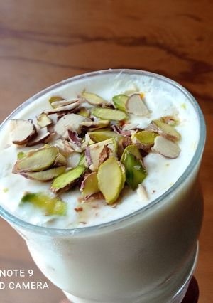 गुड़ लस्सी (gur lassi recipe in Hindi) रेसिपी मुख्य फोटो