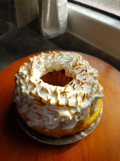 Una foto de Budín húmedo de limón con merengue italiano 🍋🧡