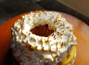 Una foto de Budín húmedo de limón con merengue italiano 🍋🧡