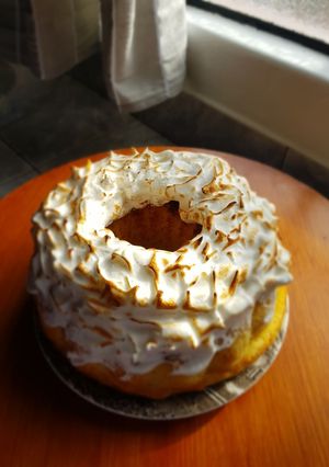 Una foto de Budín húmedo de limón con merengue italiano 🍋🧡