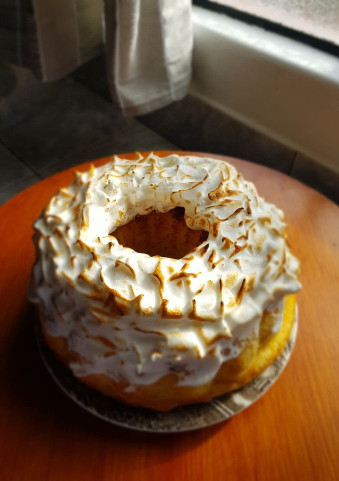 Una foto de Budín húmedo de limón con merengue italiano 🍋🧡