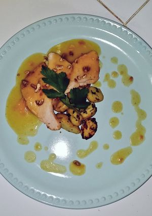 Una foto de Pierna en salsa de piña con papas salteadas