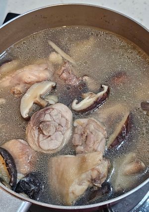 香菇蛤蜊雞湯(在冰箱裡謎食#12) 的食譜成品照片