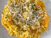 Una foto de risotto de calabaza