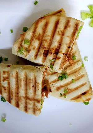 A picture of Shawarma bread sandwich.