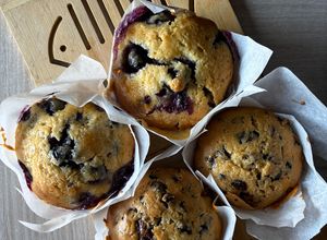 Foto di Muffin con mirtilli e cioccolato bianco e muffin con gocce e pezzi di cioccolato🧁🍫🫐