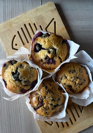 Foto di Muffin con mirtilli e cioccolato bianco e muffin con gocce e pezzi di cioccolato🧁🍫🫐