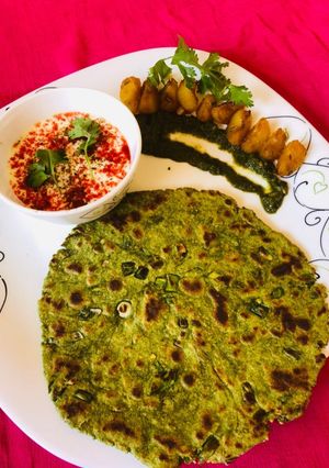 बथुआ के परांठे (Bathua ke parathe recipe in hindi) रेसिपी मुख्य फोटो