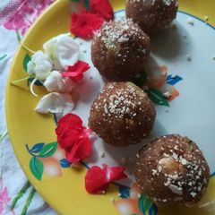 A picture of Instant rawa ladoo.