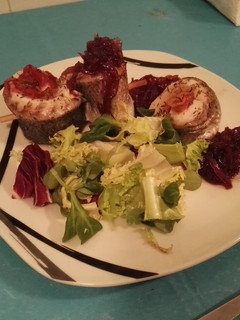 Una foto de Rollos de lubina con jamón serrano y cebolla caramelizada