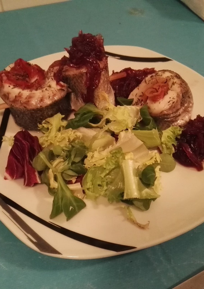 Una foto de Rollos de lubina con jamón serrano y cebolla caramelizada