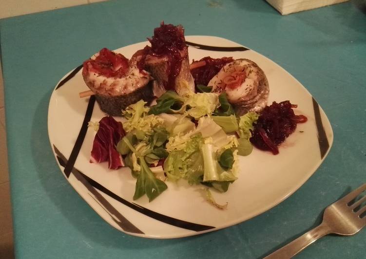 Rollos de lubina con jamón serrano y cebolla caramelizada