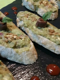 Una foto de Tostadas con aguacate y anchoas