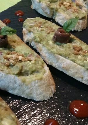 Foto principal de Tostadas con aguacate y anchoas