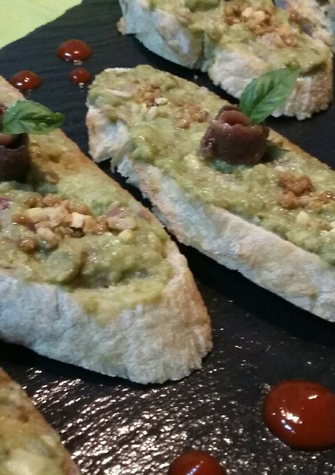 Una foto de Tostadas con aguacate y anchoas