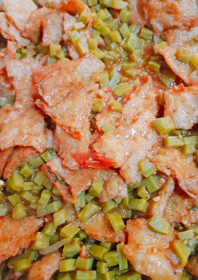 Una foto de Chicharrón de gluten, en salsa roja