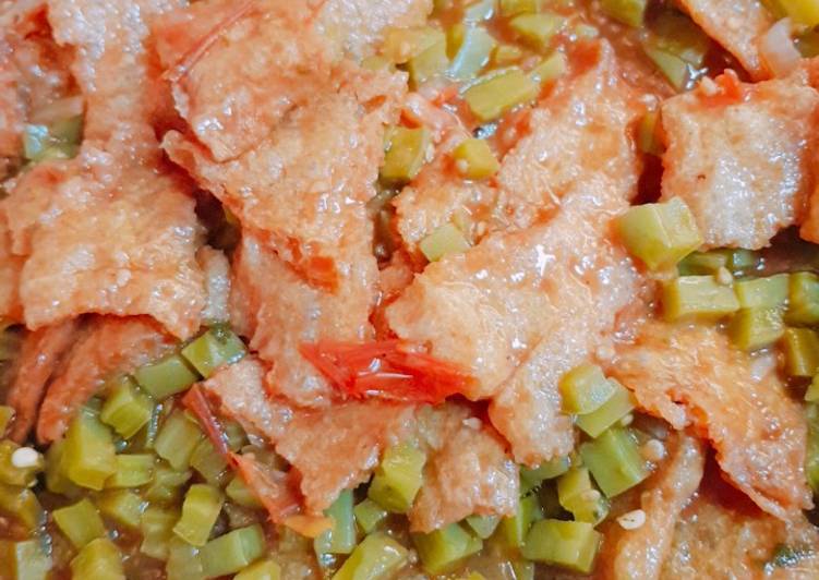 Chicharrón de gluten, en salsa roja