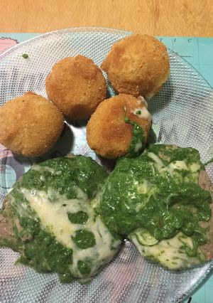 Una foto de Peceto con salsa de espinaca y bombas de papa (mi marido feliz)