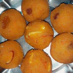 Besan ladoo A picture of Besan ladoo.