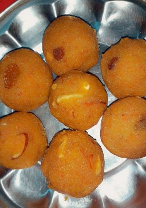 A picture of Besan ladoo.