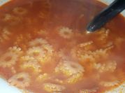 Una foto de sopa aguada