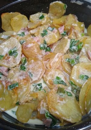 Una foto de Papas al horno Con crema de leche 🤤