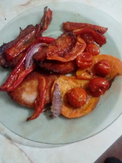 Una foto de Churrascos con tomatitos asados