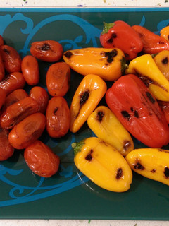 Una foto de Tomatitos y pimientitos asados