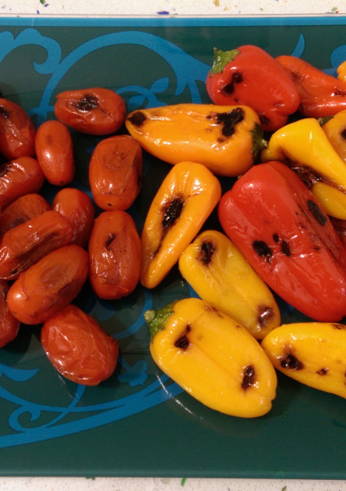 Una foto de Tomatitos y pimientitos asados