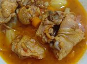 Una foto de muslo de pollos guisado