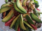 Una foto de aderezos para ensalada con queso crema