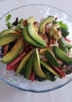 Una foto de Ensalada de pollo con aderezo alimonado