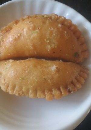 A picture of Gujiya.