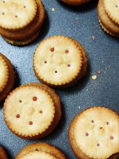 ચટપટા મોનેકો બિસ્કિટ ચાટ (Monaco biscuit chat recipe in Gujarati) રેસીપી મુખ્ય ફોટો