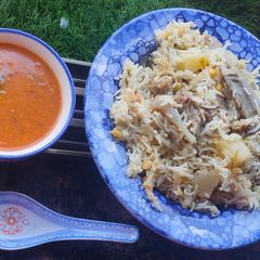 A picture of Akhni pulav.