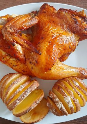 Una foto de Pollo horneado con papas hasselback