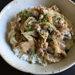 A picture of Creamy Beef & Mushroom Rice Bowl.