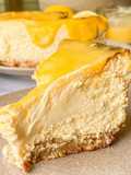 Cheesecake cremosa de limón con lemon curd