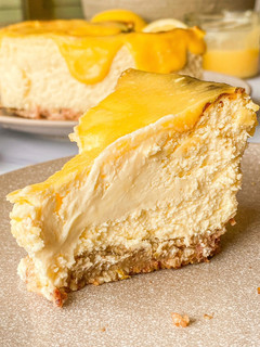 Una foto de Cheesecake cremosa de limón con lemon curd