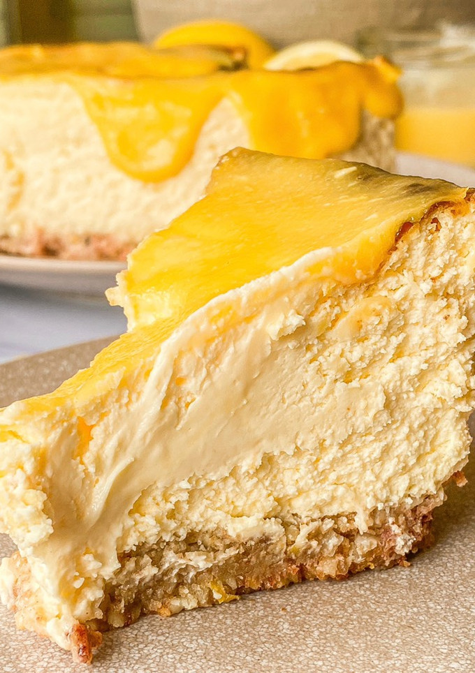 Una foto de Cheesecake cremosa de limón con lemon curd