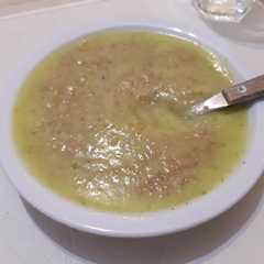 Una foto de Sopa cremosa de zapallito y papa con quinoa