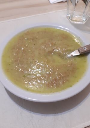 Una foto de Sopa cremosa de zapallito y papa con quinoa