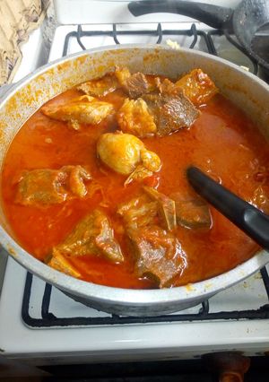 Una foto de Salsa de tomate con carne de vaca y pollo