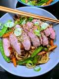 Magret de canard laqué et nouilles Udon sautées