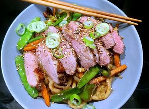 Une photo de Magret de canard laqué et nouilles Udon sautées