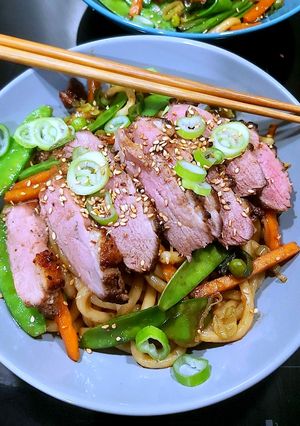 Une photo de Magret de canard laqué et nouilles Udon sautées