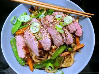Magret de canard laqué et nouilles Udon sautées